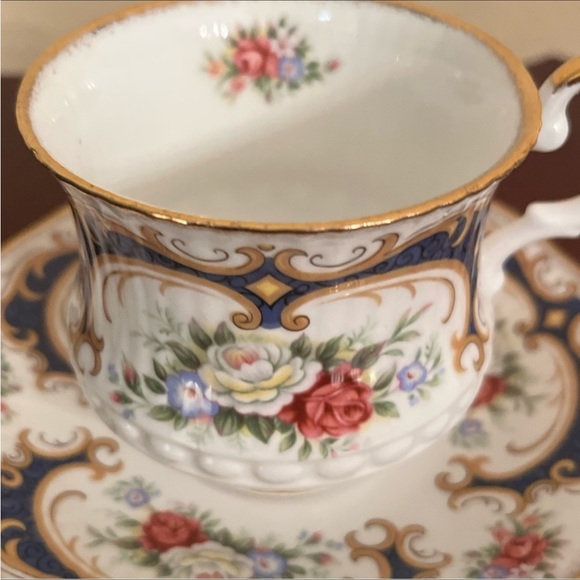 613. VINTAGE QUEEN’S BONE CHINA CUP & SAUCER SET - Picture 5 of 5